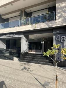 un bâtiment avec son numéro dans l'établissement Hermoso monoambiente a estrenar pleno centro Santiago del Estero Dpto Azul, à Santiago del Estero