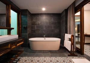 Phòng tắm tại Alibu Resort Nha Trang
