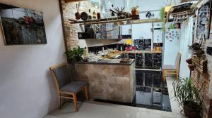 una cucina con bancone e sedia in una stanza di Casa Boutique Buenos Aires, Desayuno y Traslado Gratis Aeropuerto Ezeiza a Buenos Aires
