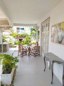 eine Terrasse mit einem Tisch und Stühlen auf einer Veranda in der Unterkunft Casa Ego in Cartagena de Indias