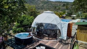 una donna in un gazebo in una vasca idromassaggio di Villa Maria Casa Campestre a San Gil