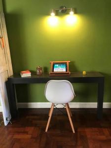 escritorio con silla blanca y ordenador portátil en Confortable. Excelente ubicación., en La Plata