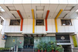 un edificio con ventanas en el medio en Simran Heritage(Business Hotel en Raipur