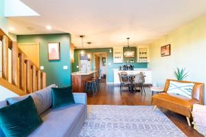 ein Wohnzimmer mit einem Sofa und einer Küche in der Unterkunft Relaxing 2Bedroom Townhome w/Playroom & Great View in Galena