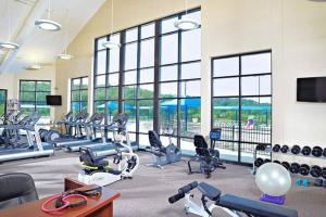 Phòng/tiện nghi tập thể dục tại Relaxing 2Bedroom Townhome w/Playroom & Great View