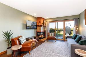 a living room with a couch and a fireplace at Relaxing 2Bedroom Townhome w/Playroom & Great View in Galena