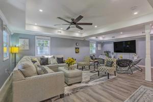 - un salon avec un canapé et un ventilateur de plafond dans l'établissement Stunning South Fallsburg Home with Pool and Deck!, 