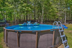une petite piscine avec un toboggan et une aire de jeux dans l'établissement Stunning South Fallsburg Home with Pool and Deck!, 