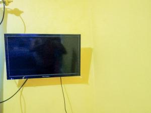 TV a/nebo společenská místnost v ubytování Homestay Awal Fajar Syariah Bulukumba