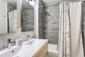 Ένα μπάνιο στο Toledo Home with Direct Golf Course Access! +26 φωτογραφίες