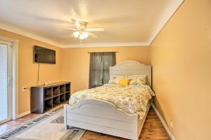 1 dormitorio con 1 cama y ventilador de techo en Peaceful Toledo Retreat with Spacious Yard!, en Toledo