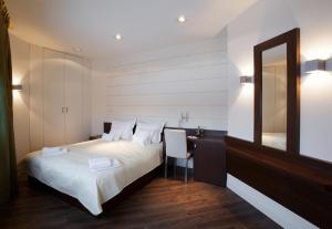 sypialnia z łóżkiem i lustrem w obiekcie Villa & Spa w mieście Łomianki