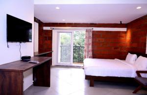TV a/nebo společenská místnost v ubytování Coorg Vismaya Resort