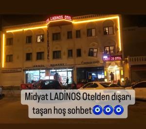 hotel z znakiem przed budynkiem w obiekcie MİDYAT LADİNOS OTEL w mieście Midyat