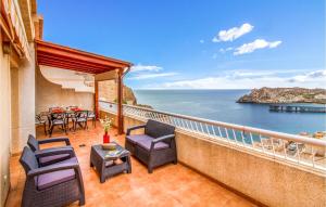 balkon z krzesłami i stołami oraz widokiem na ocean w obiekcie Stunning Apartment In Águilas With Wifi w mieście Águilas