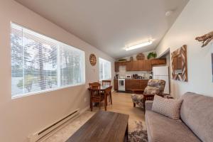 Χώρος καθιστικού στο Cozy Duplex Unit - Beautiful Lake Views! +23 φωτογραφίες