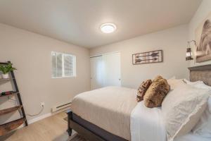 Säng eller sängar i ett rum på Cozy Duplex Unit - Beautiful Lake Views!