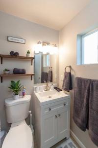 Ένα μπάνιο στο Cozy Duplex Unit - Beautiful Lake Views!