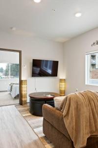 sala de estar con sofá y mesa en Full ADA Unit - 2 Bed 2 Bath Unit Near Downtown en Spokane