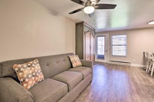 Area soggiorno di Cozy Studio with Balcony, Walk to Brian Head Resort!