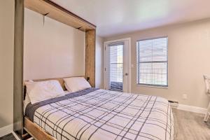 Letto o letti in una camera di Cozy Studio with Balcony, Walk to Brian Head Resort!