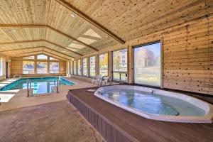 Piscina di Cozy Studio with Balcony, Walk to Brian Head Resort! o nelle vicinanze