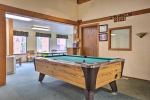 Tavolo di biliardo di Cozy Studio with Balcony, Walk to Brian Head Resort!
