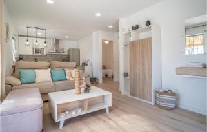 Χώρος καθιστικού στο Cozy Home In Arenas With Swimming Pool