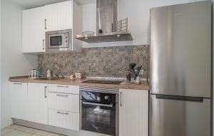 Η κουζίνα ή μικρή κουζίνα στο Cozy Home In Arenas With Swimming Pool