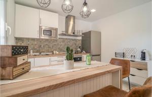 Η κουζίνα ή μικρή κουζίνα στο Cozy Home In Arenas With Swimming Pool