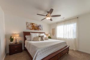 a bedroom with a bed with a ceiling fan at Modern Decor & Style KING bed Wifi with Garage in Spokane