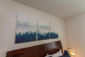 Postel nebo postele na pokoji v ubytování Modern Decor & Style KING bed Wifi with Garage