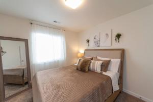 Postel nebo postele na pokoji v ubytování Modern Decor & Style KING bed Wifi with Garage