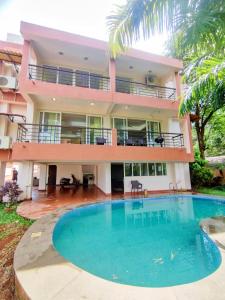 una casa con una gran piscina frente a ella en Luxury 3BHK Villa with Private Swimming Pool near Candolim en Marmagao