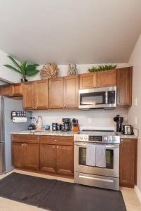 een keuken met houten kasten en een roestvrijstalen oven bij Comfortable Duplex Unit - Beautiful Lake Views! in Valley