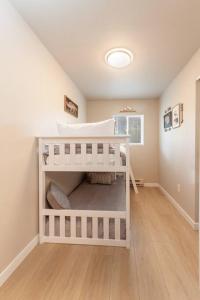 מיטה או מיטות קומותיים בחדר ב-Comfortable Duplex Unit - Beautiful Lake Views!
