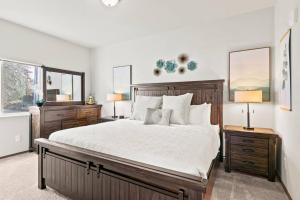 um quarto com uma cama grande e 2 janelas em Spacious NEW 2 bed 2 bath apt by Downtown Spokane em Spokane