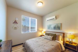 ein Schlafzimmer mit einem Bett, zwei Lampen und einem Fenster in der Unterkunft Beautiful Triplex Unit With Spectacular Lake View! in Valley