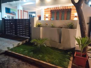 Una casa con plantas a un lado. en Tirunelveli Home Stay, en Tirunelveli