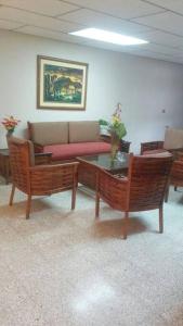 sala de estar con sofá, mesa y sillas en Edificio El Constructor Apartamento Independiente, en Guayaquil