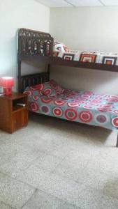 1 dormitorio con 2 literas y mesa en Edificio El Constructor Apartamento Independiente, en Guayaquil