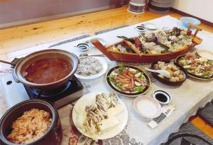 上天草市にあるMinshuku Hiro - Vacation STAY 84405vの多彩な料理を盛り付けたテーブル