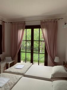 2 camas num quarto com uma janela em NIKOLIJA 1 em Bajina Bašta