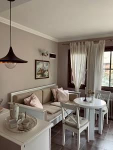 uma sala de estar com um sofá e uma mesa em NIKOLIJA 1 em Bajina Bašta