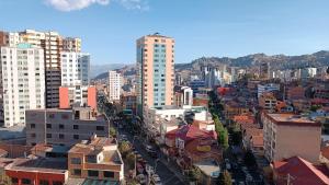 vistas a una ciudad con edificios altos en Elegance Hotel en La Paz