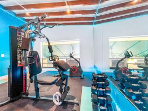 un gimnasio con dos máquinas de banda de rodadura y un simulador en Casa Pellegrino Boutique Hotel, en Hollywood