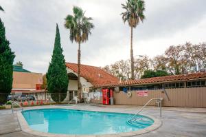 בריכת השחייה שנמצאת ב-EZ 8 Motel San Jose I או באזור