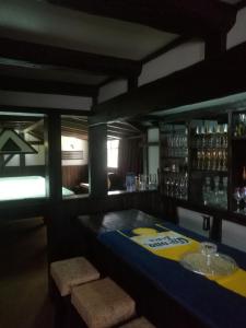 un bar con mesa y algunas botellas de alcohol en Home away from Home (Lakefield), en Benoni