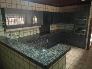 una cocina con fregadero y encimera en Home away from Home (Lakefield), en Benoni