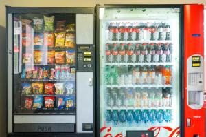 uma máquina de venda automática cheia de bebidas energéticas em EZ 8 Motel San Jose I em San José